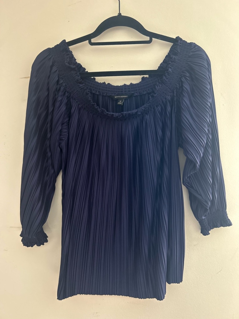 Banana Republic Navy Blue Pleated Off-The-Shoulder Blouse; size Med
